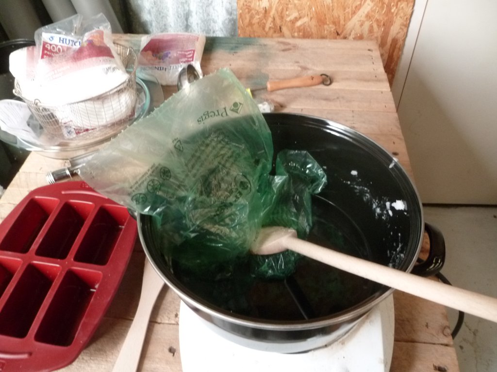 once the parafin is liquid, add bags add bags (15%)