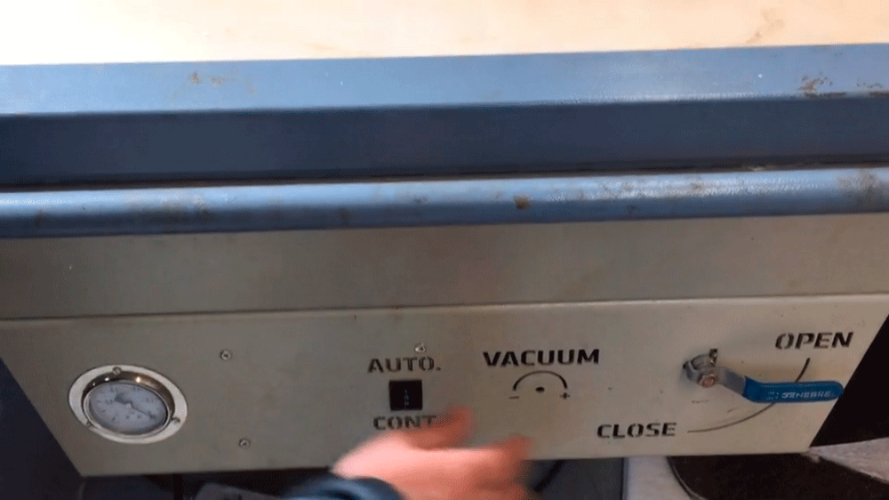 Vacuum machine