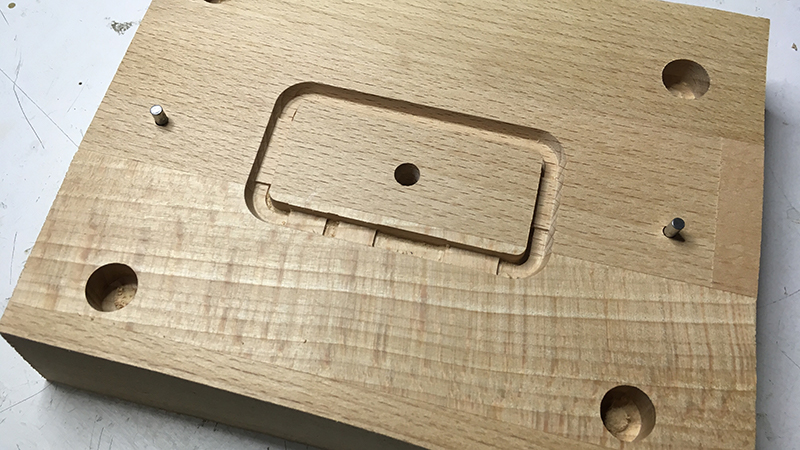 Align pins in mold top part