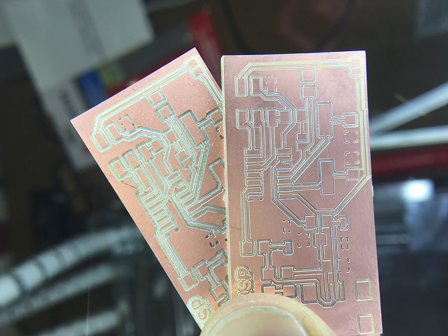Shows the difference in traces when sticking (right) or just fixing (left) the board to the work bench